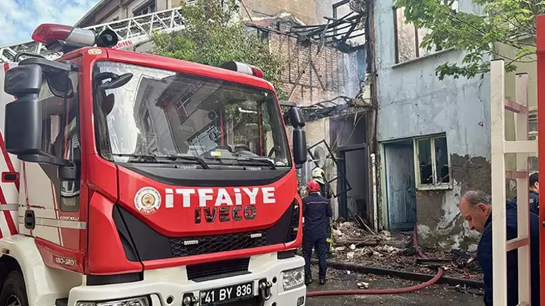 Darıca'da Evin Duvarı İtfaiyecilerin Üzerine Çöktü (3)