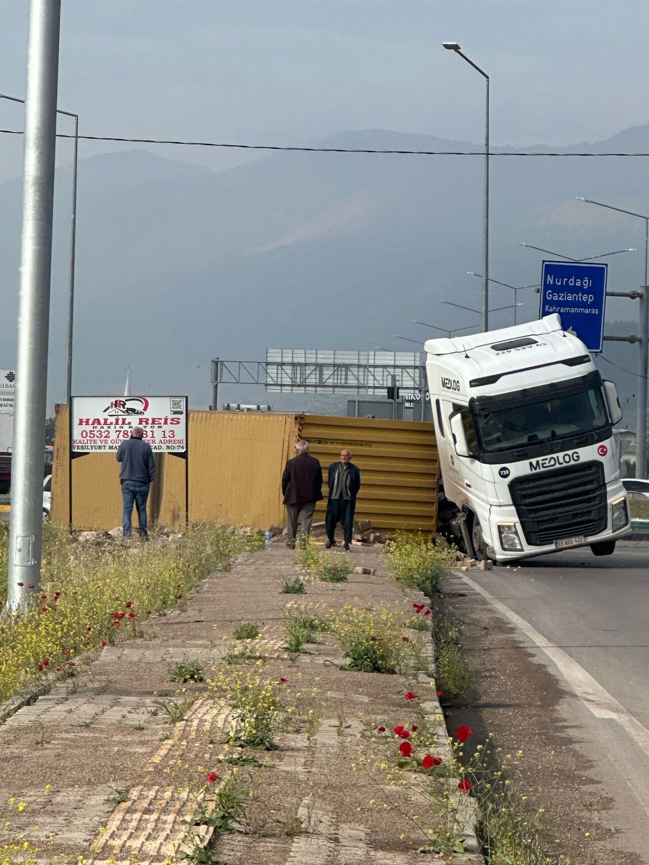 Gaziantep'te Pamuk Yüklü Tır Virajı Alamadı Dorse Yan Yattı (1)