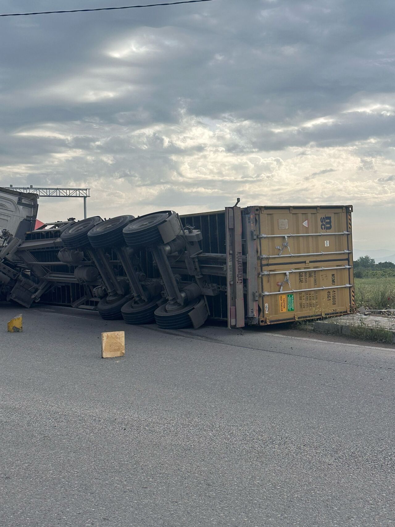 Gaziantep'te Pamuk Yüklü Tır Virajı Alamadı Dorse Yan Yattı (3)