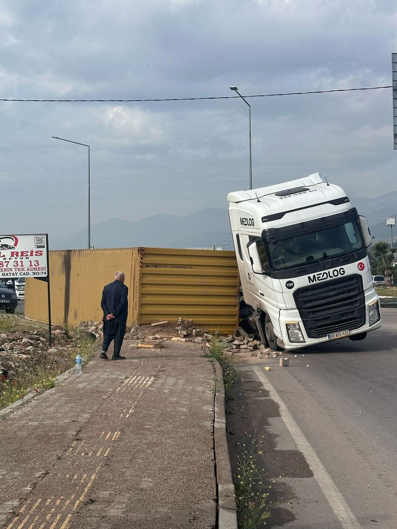 Gaziantep'te Pamuk Yüklü Tır Virajı Alamadı Dorse Yan Yattı (6)