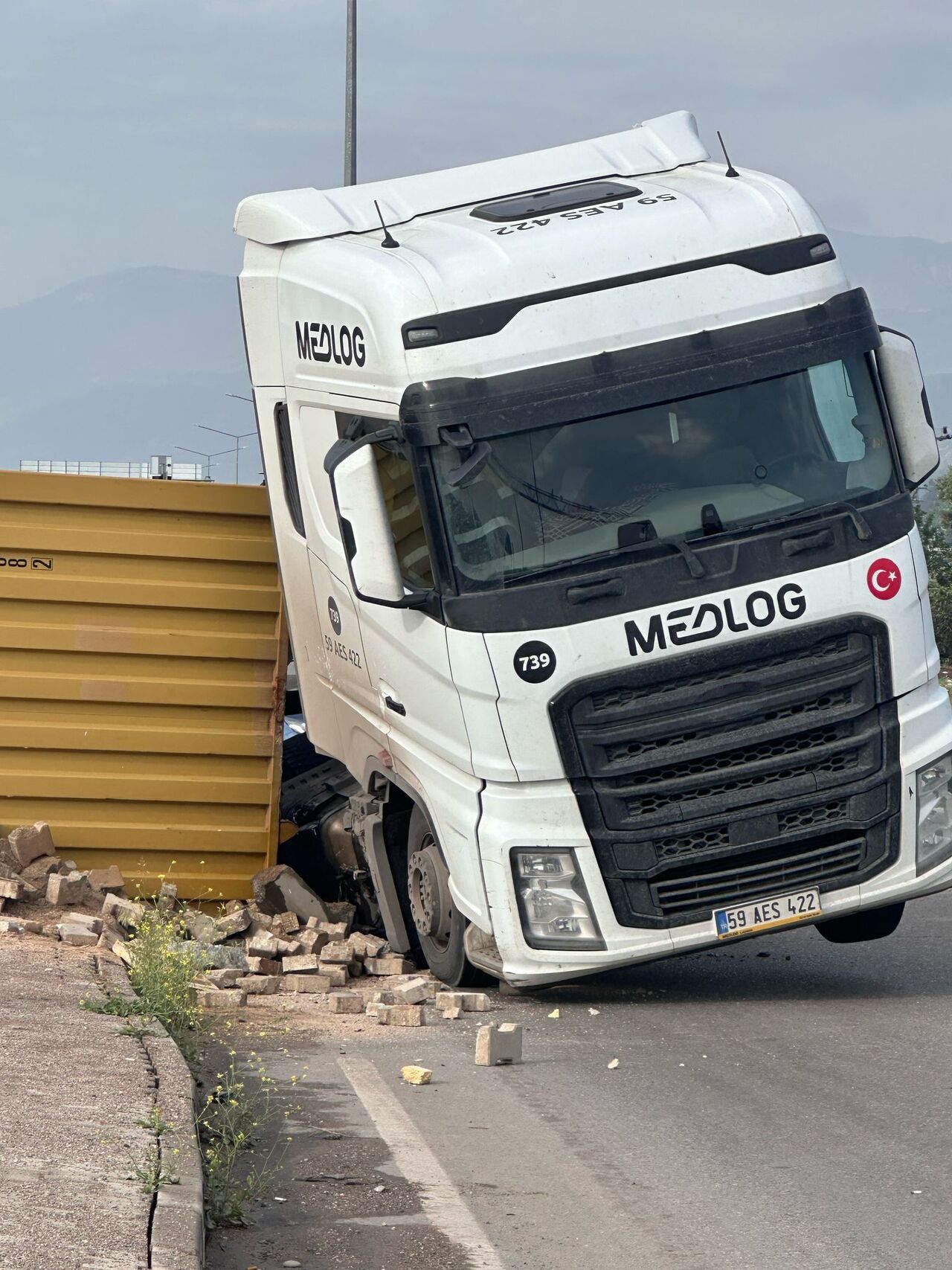 Gaziantep'te Pamuk Yüklü Tır Virajı Alamadı Dorse Yan Yattı (7)