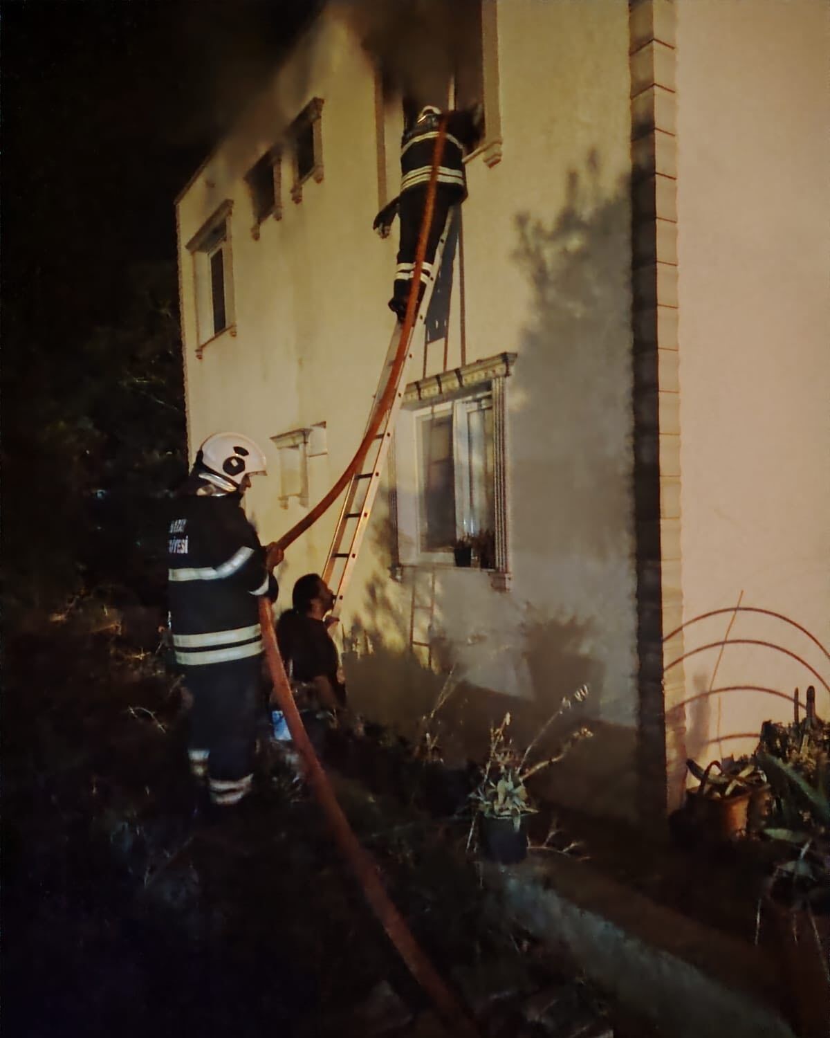 Hatay Arsuz’da Müstakil Evde Yangın Üst Kat Alevlere Teslim Oldu (1)