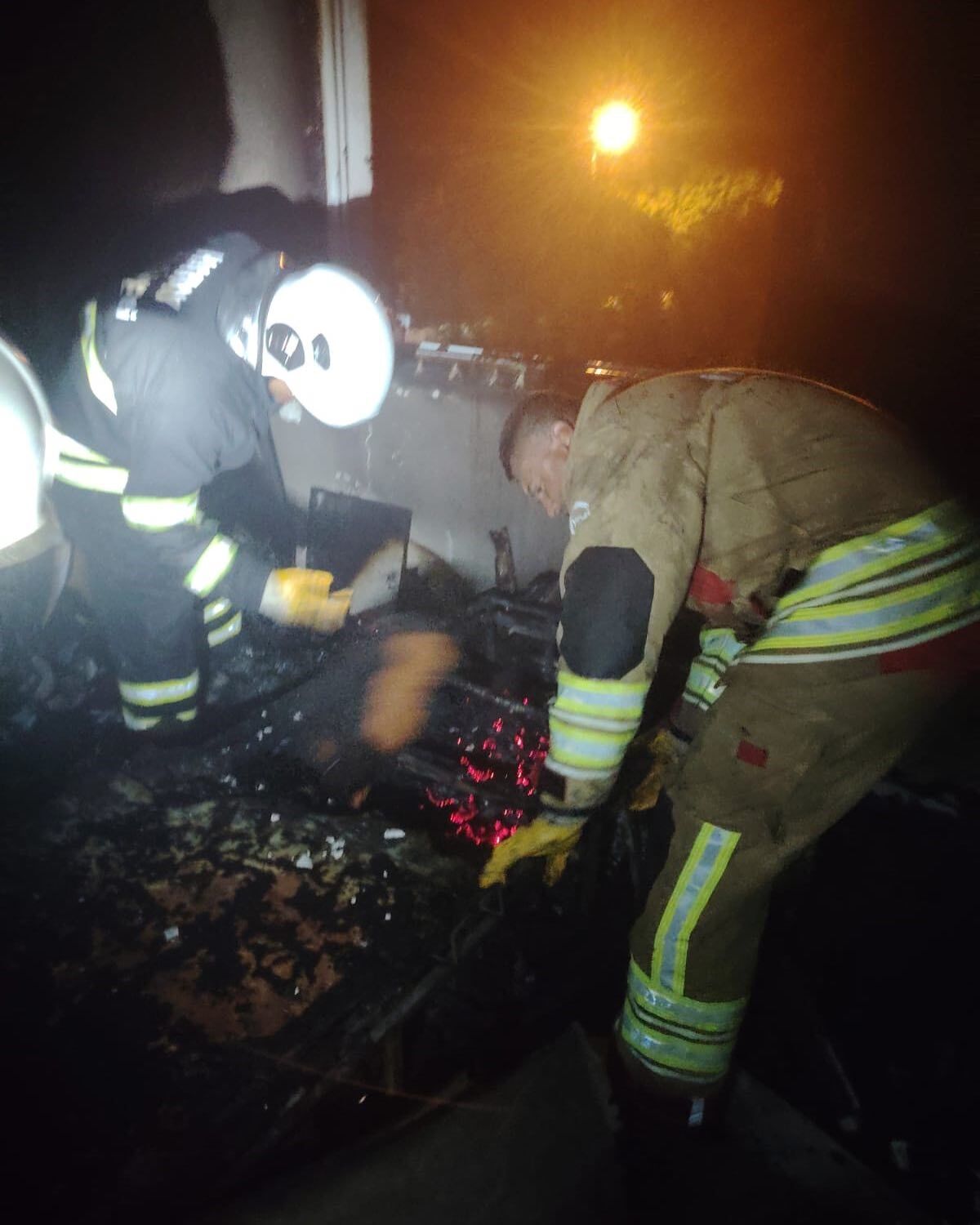 Hatay Arsuz’da Müstakil Evde Yangın Üst Kat Alevlere Teslim Oldu (2)