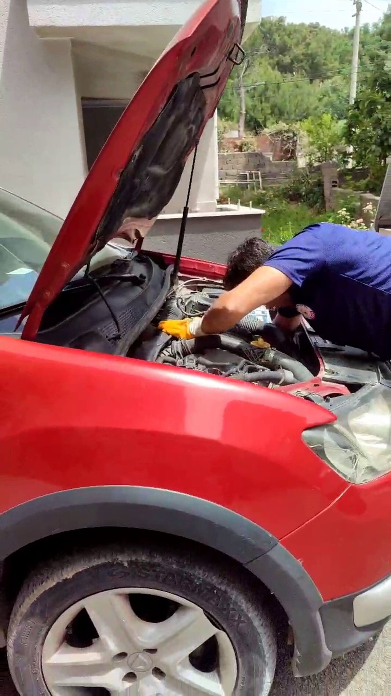 Hatay’da Araç Motoruna Sıkışan Yavru Kedi, İtfaiyeyi Hem Kurtardı Hem Gülümsetti (2)