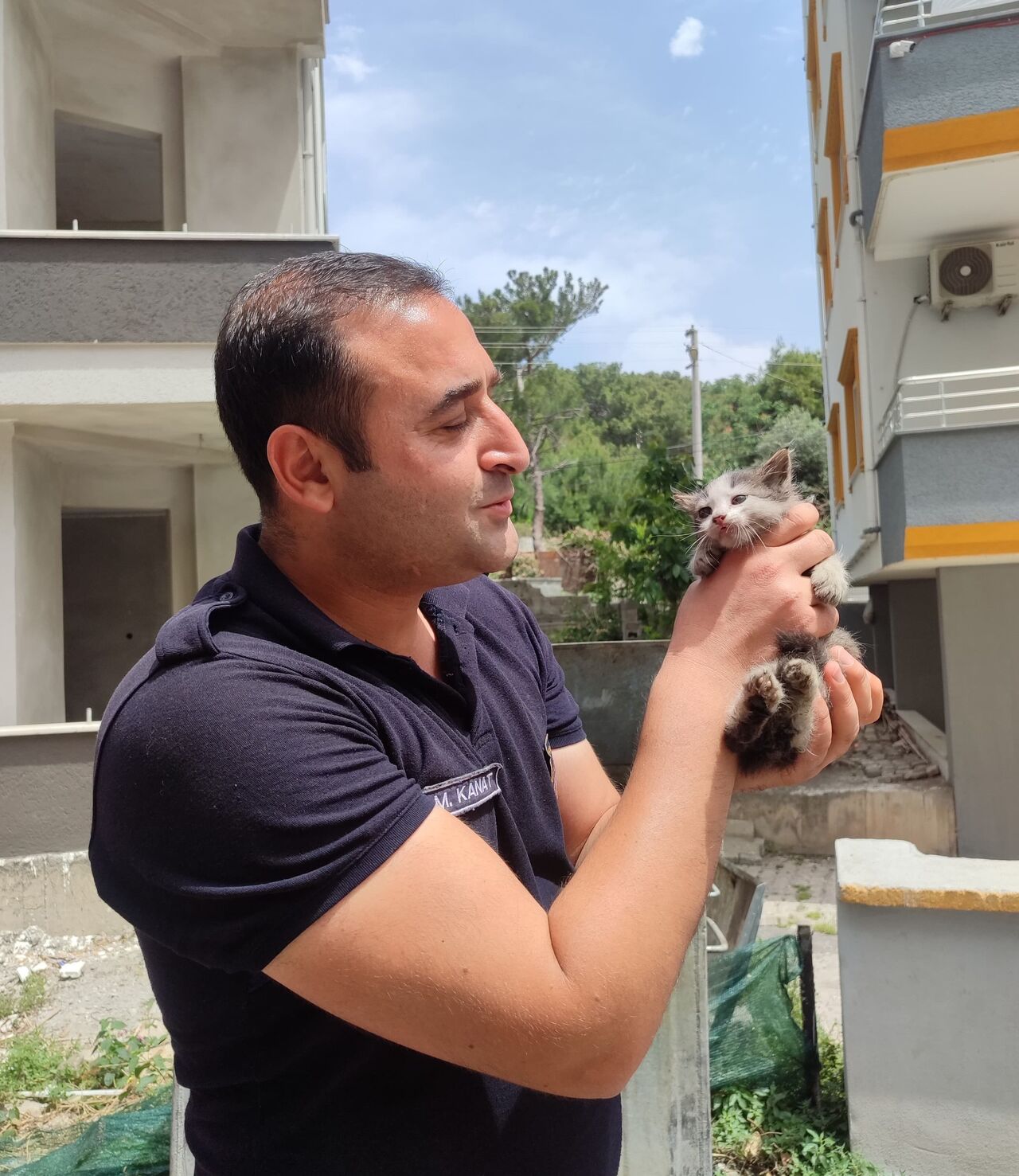 Hatay’da Araç Motoruna Sıkışan Yavru Kedi, İtfaiyeyi Hem Kurtardı Hem Gülümsetti (3)