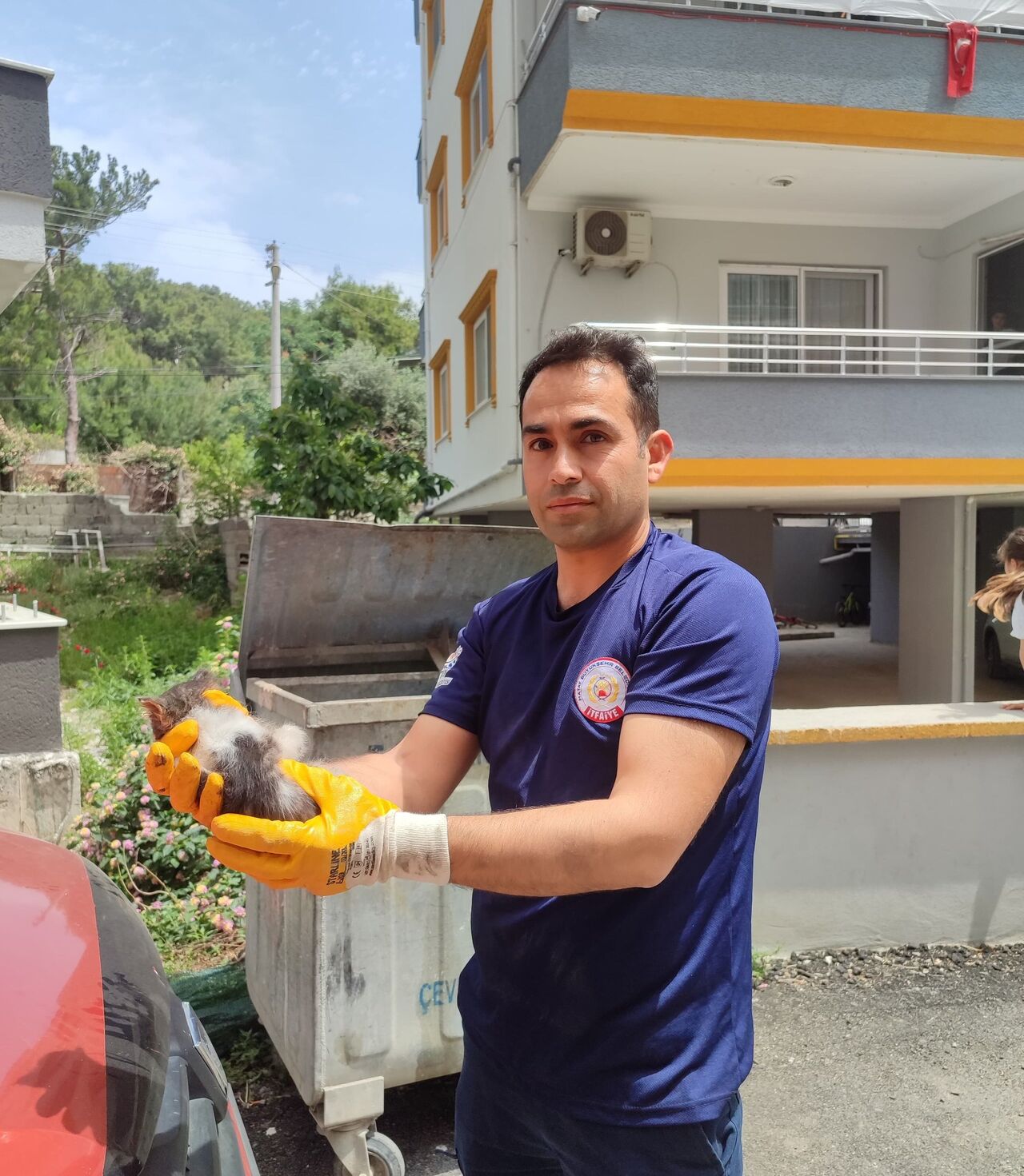 Hatay’da Araç Motoruna Sıkışan Yavru Kedi, İtfaiyeyi Hem Kurtardı Hem Gülümsetti (4)