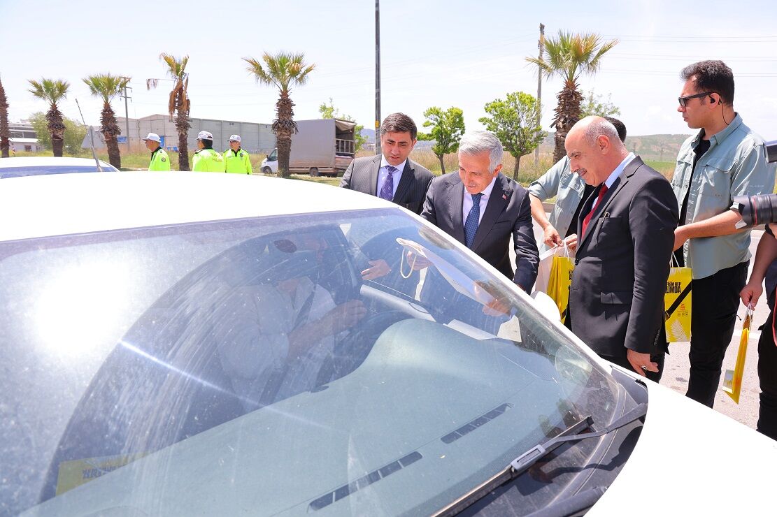 Kahramanmaraş Valisi'nden Trafik Dersi Sürücüye Uyarı, Çocuğa Hediye! (2)