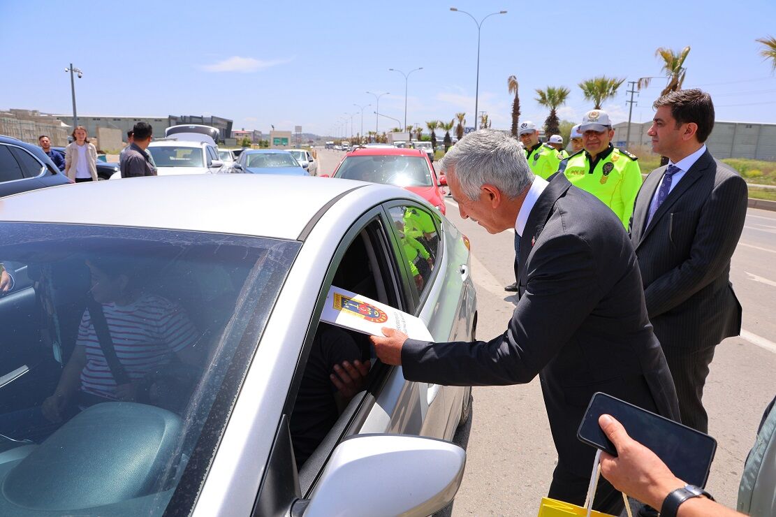 Kahramanmaraş Valisi'nden Trafik Dersi Sürücüye Uyarı, Çocuğa Hediye! (3)