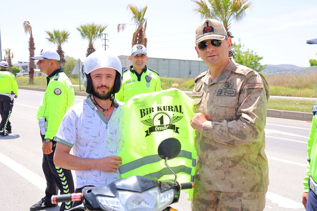 Kahramanmaraş Valisi'nden Trafik Dersi Sürücüye Uyarı, Çocuğa Hediye! (4)