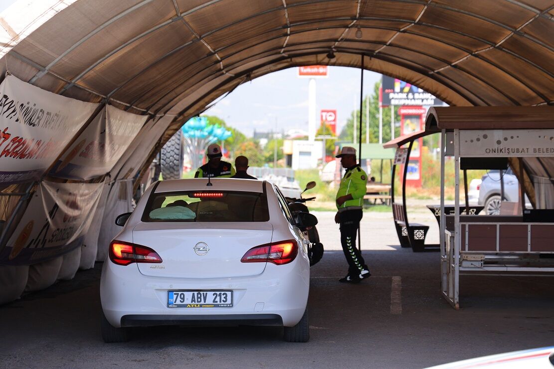 Kahramanmaraş Valisi'nden Trafik Dersi Sürücüye Uyarı, Çocuğa Hediye! (6)