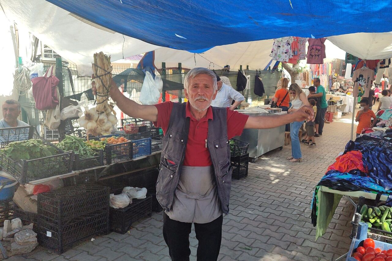 Kahramanmaraş’ın Neşesi Pazarcı İsmail Kır Türküleriyle Pazarı Canlandırıyor (2)