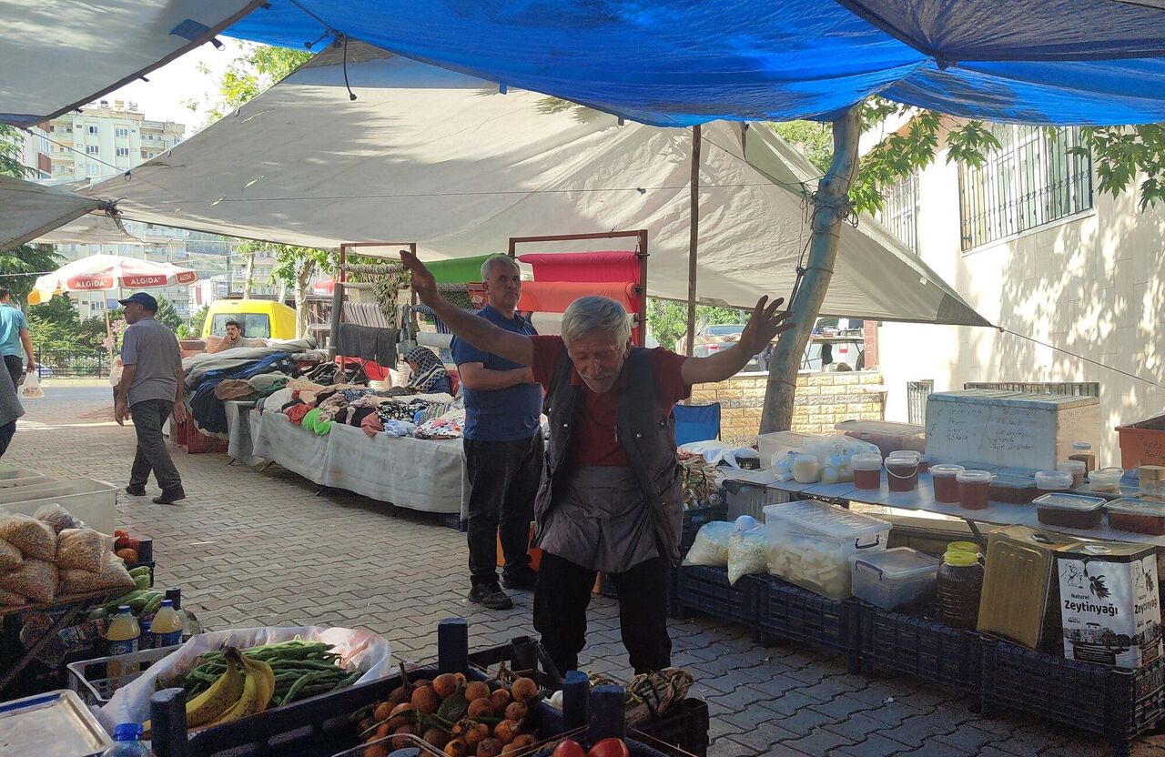 Kahramanmaraş’ın Neşesi Pazarcı İsmail Kır Türküleriyle Pazarı Canlandırıyor (3)