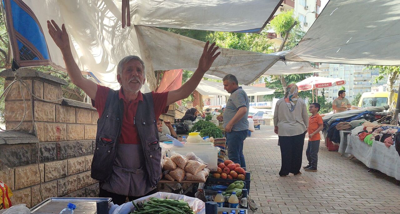 Kahramanmaraş’ın Neşesi Pazarcı İsmail Kır Türküleriyle Pazarı Canlandırıyor (4)