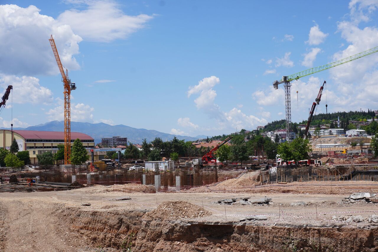 Kahramanmaraş'ta 12 Şubat Stadyumu'nun Yerine Kalıcı Konutlar Yükseliyor (2)