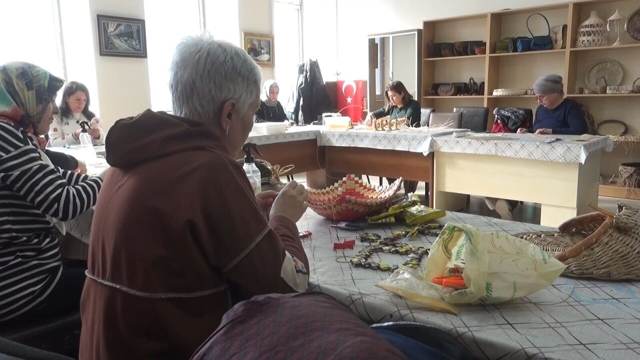 Kahramanmaraş'ta Kadınlar Sepet Örerek Ailelerine Omuz Veriyor! (1)