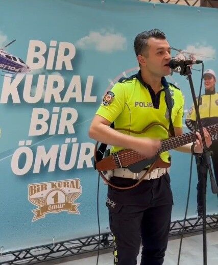 Kahramanmaraş’ta Trafik Polisi Gitarıyla Sahne Aldı, Herkesi Büyüledi (2)