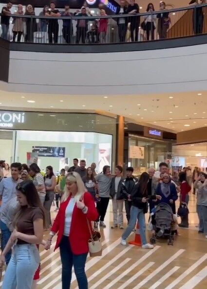 Kahramanmaraş’ta Trafik Polisi Gitarıyla Sahne Aldı, Herkesi Büyüledi (3)