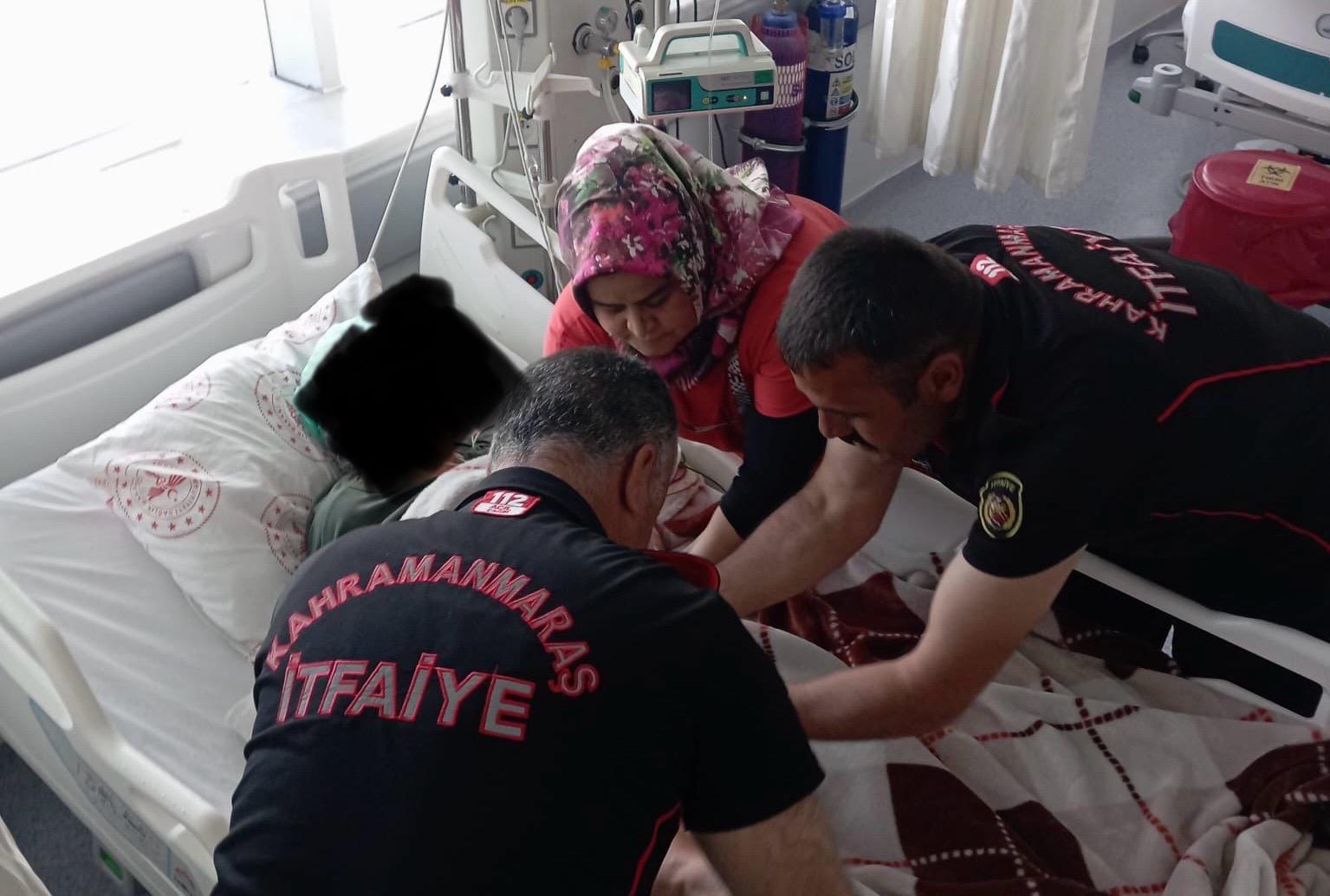 Kahramanmaraş'ta Yaşlı Kadının Sıkışan Yüzüğü Kesilerek Çıkarıldı (2)