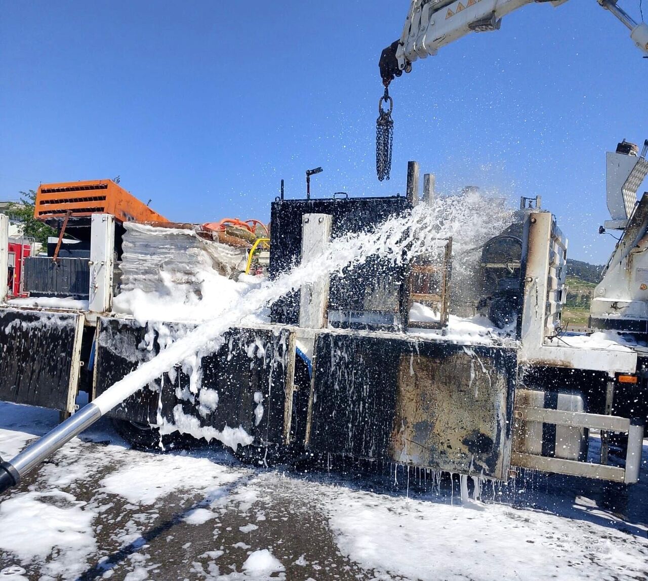 Kahramanmaraş'ta Yol Bakım Aracı Alev Alev Yandı (1)