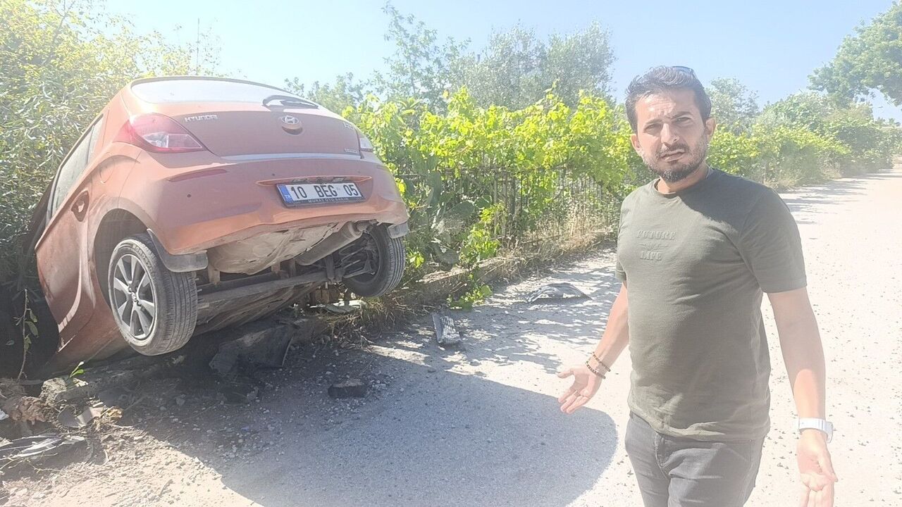 Manavgat’ta Tehlikeli Viraj Kabusu Aynı Bahçeye Yarım Saatte İki Araç Uçtu (2)