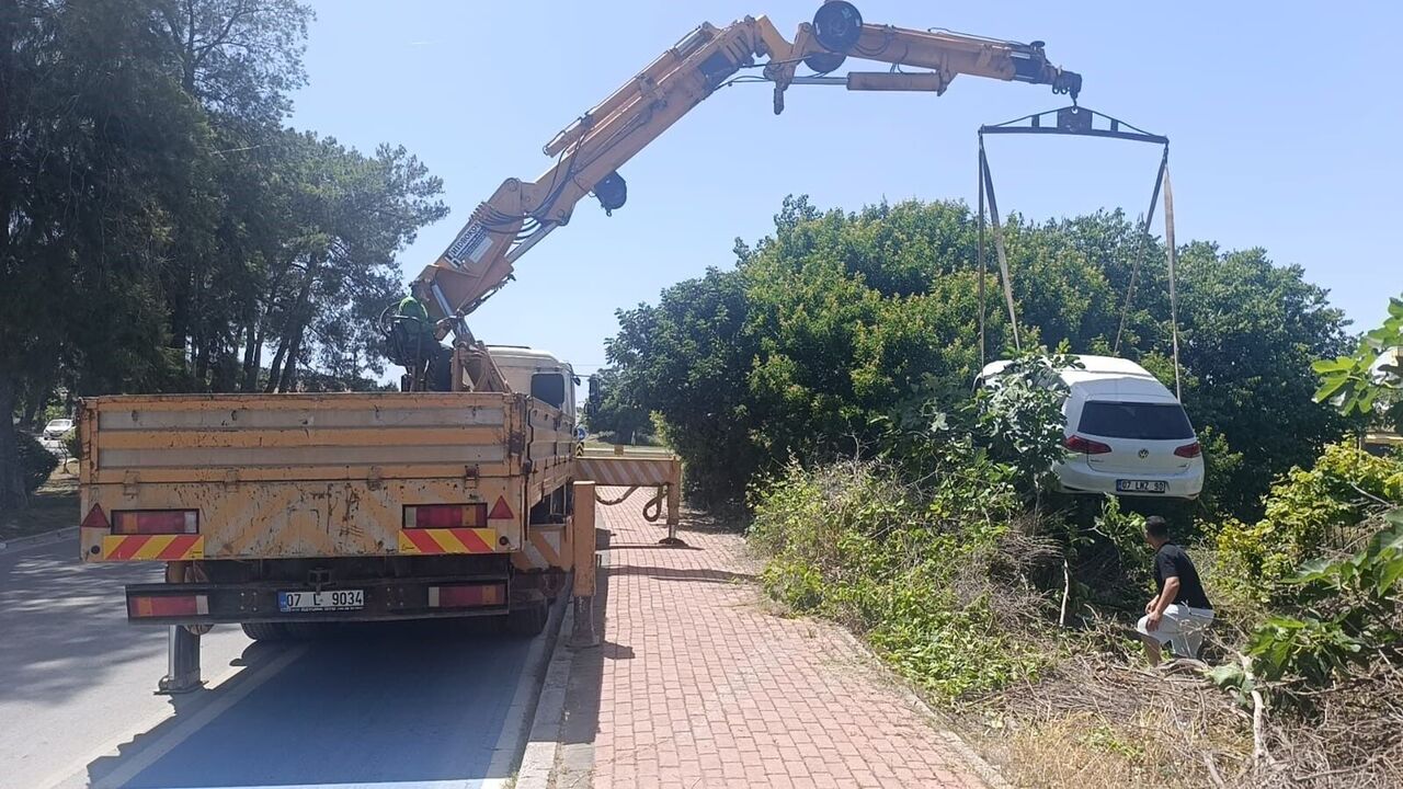 Manavgat’ta Tehlikeli Viraj Kabusu Aynı Bahçeye Yarım Saatte İki Araç Uçtu (3)