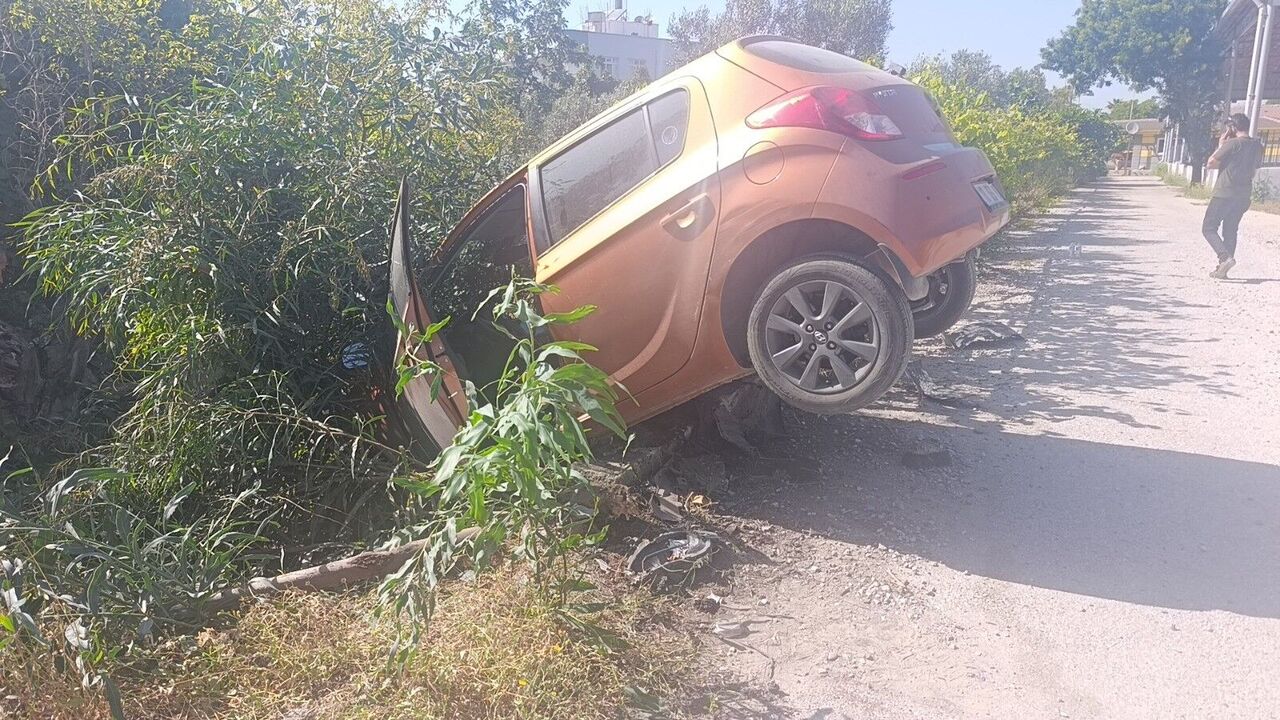 Manavgat’ta Tehlikeli Viraj Kabusu Aynı Bahçeye Yarım Saatte İki Araç Uçtu (4)