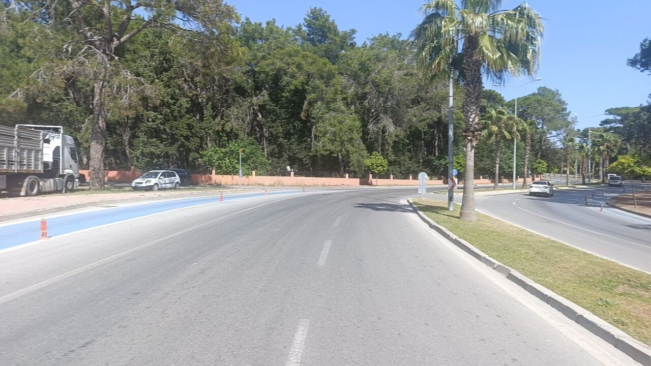 Manavgat’ta Tehlikeli Viraj Kabusu Aynı Bahçeye Yarım Saatte İki Araç Uçtu (5)