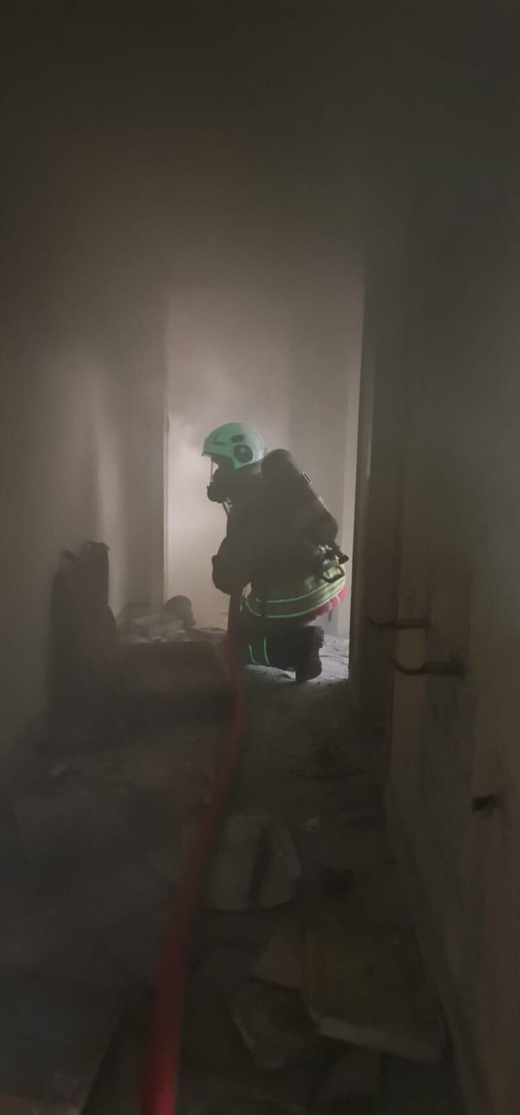 Miyavlamaları Hayat Kurtardı Alevlerin Arasında Mahsur Kalan Yavru Kediler Kurtarıldı (3)