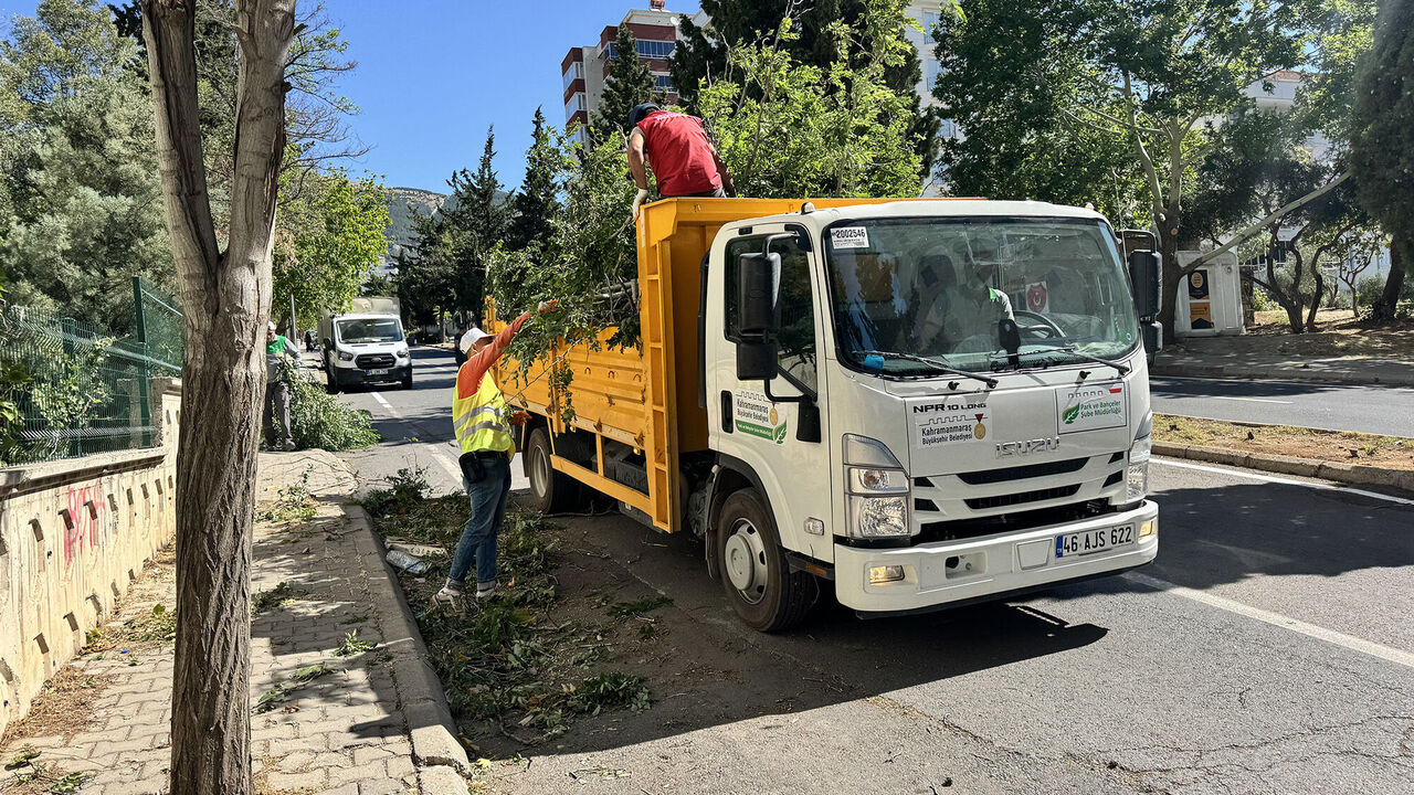 112 Kilometrelik Rüzgar Kahramanmaraş'ı Vurdu Büyükşehir Ekipleri Sahada (2)