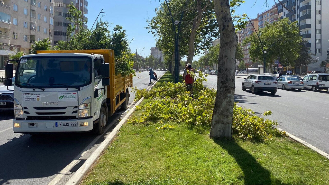 112 Kilometrelik Rüzgar Kahramanmaraş'ı Vurdu Büyükşehir Ekipleri Sahada (4)