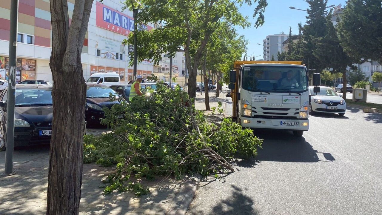 112 Kilometrelik Rüzgar Kahramanmaraş'ı Vurdu Büyükşehir Ekipleri Sahada (5)