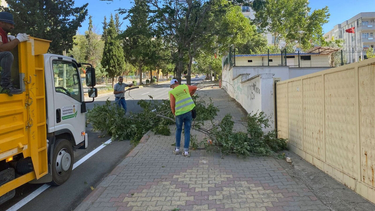 112 Kilometrelik Rüzgar Kahramanmaraş'ı Vurdu Büyükşehir Ekipleri Sahada (6)