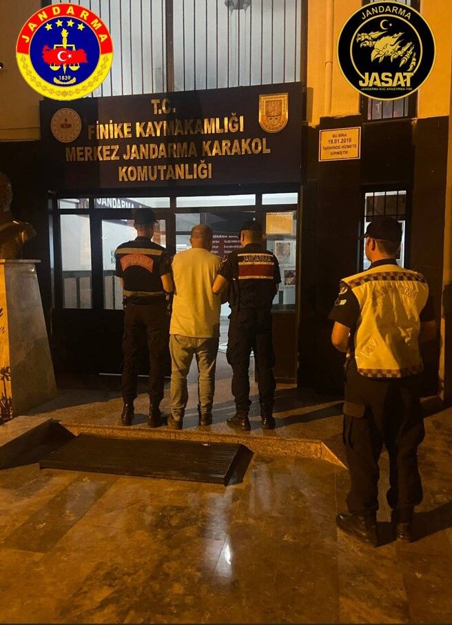 25 Yıl Hapis Cezalı Suçlu Finike'de Yakalandı! Jasat Operasyonuyla Cezaevine Gönderildi (2)