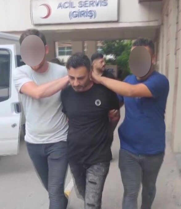 Adana’da Hakkında Yakalama Kararı Olan Şahıs, 18 Yıl Sonra Mersin’de Çöp Atarken Yakalandı. Aynı Polis Ekibi Yine Izini Sürdü. (1)