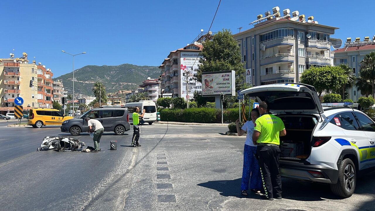 Alanya’da Motosiklet Ile Otomobil Çarpıştı 1 Yaralı (1)