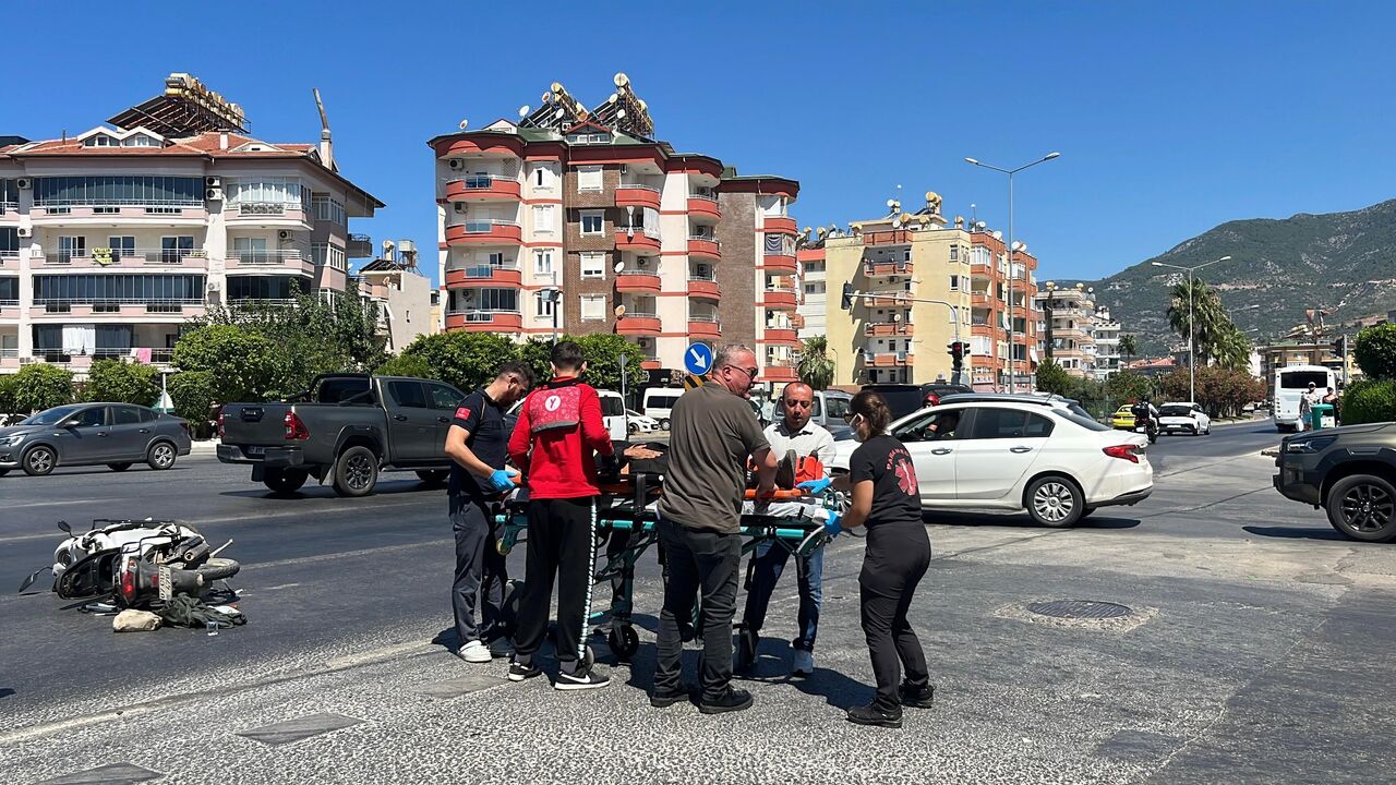 Alanya’da Motosiklet Ile Otomobil Çarpıştı 1 Yaralı (3)