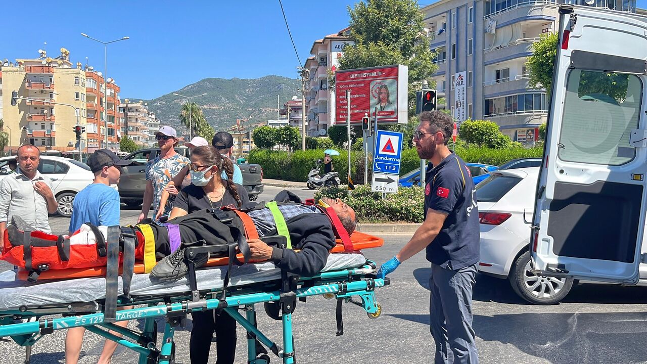 Alanya’da Motosiklet Ile Otomobil Çarpıştı 1 Yaralı (4)