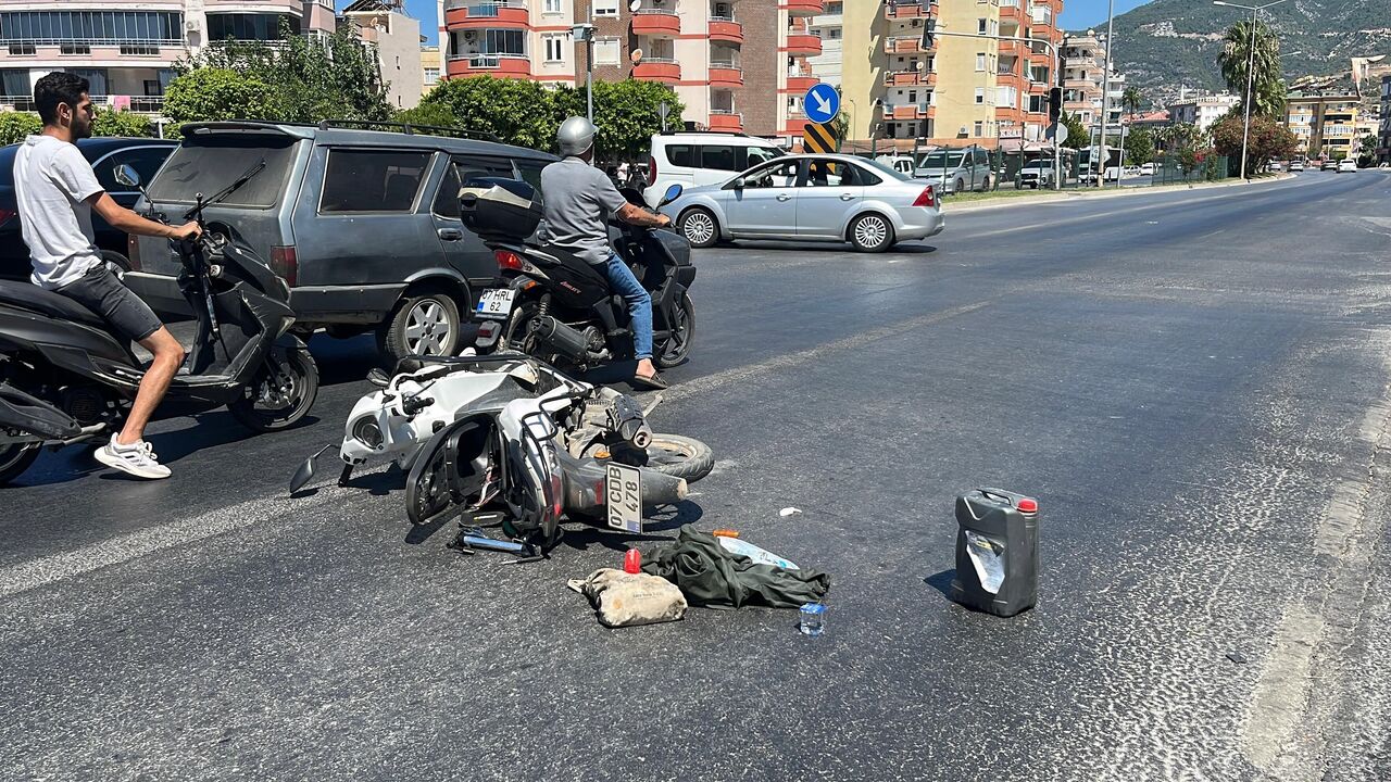 Alanya’da Motosiklet Ile Otomobil Çarpıştı 1 Yaralı (5)