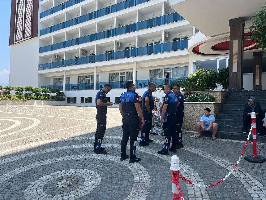 Alanya'da Mühürlü Otelde Yangın Paniği Turistler Tahliye Edildi (2)