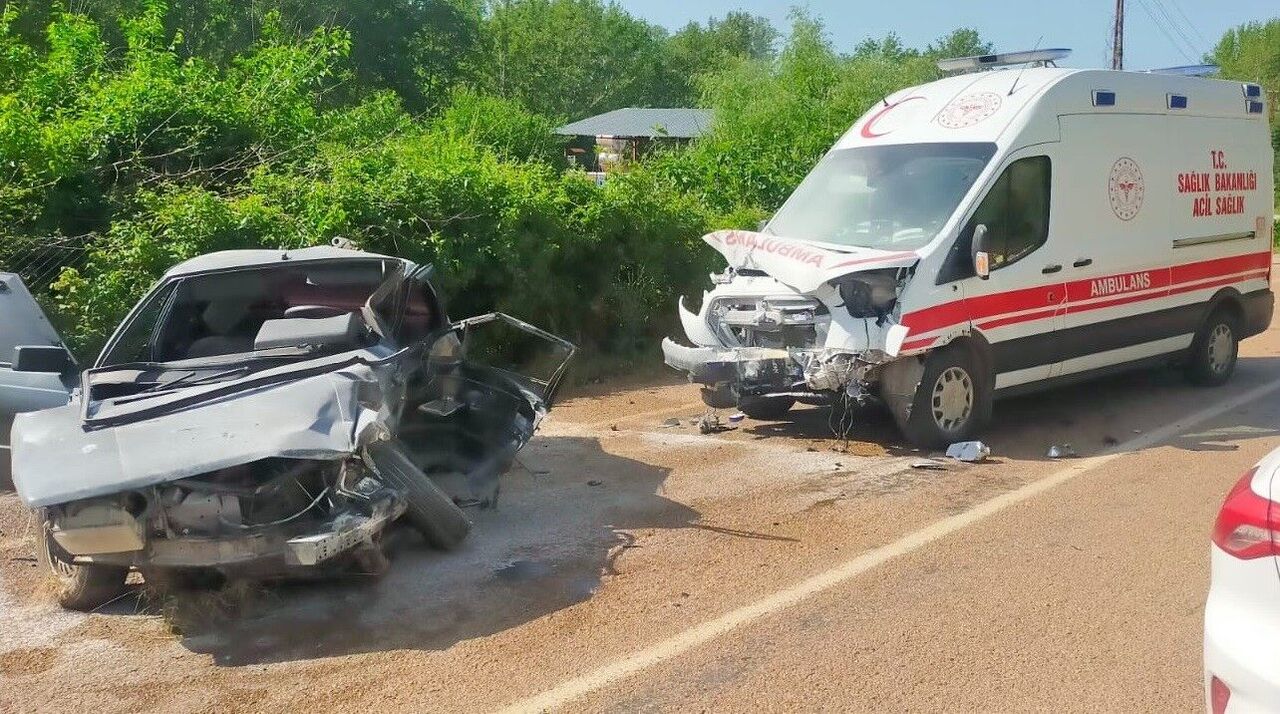 Ambulans İle Otomobil Çarpıştı 1 Ölü, 3 Yaralı (1)