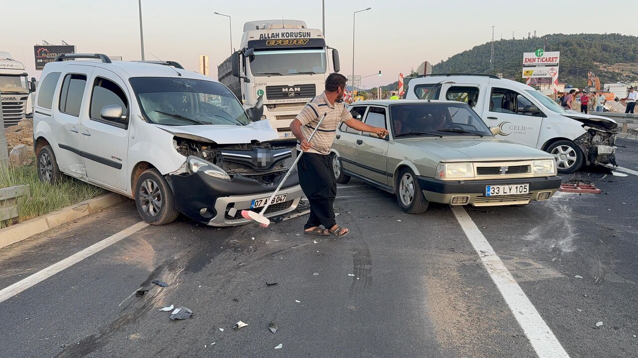 Antalya Gazipaşa’da Hafif Ticari Araçların Kafa Kafaya Çarpışması 4 Yaralı (1)