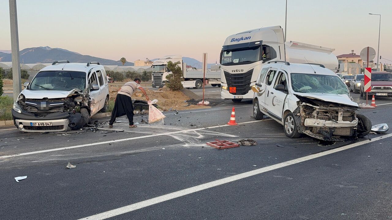 Antalya Gazipaşa’da Hafif Ticari Araçların Kafa Kafaya Çarpışması 4 Yaralı (3)