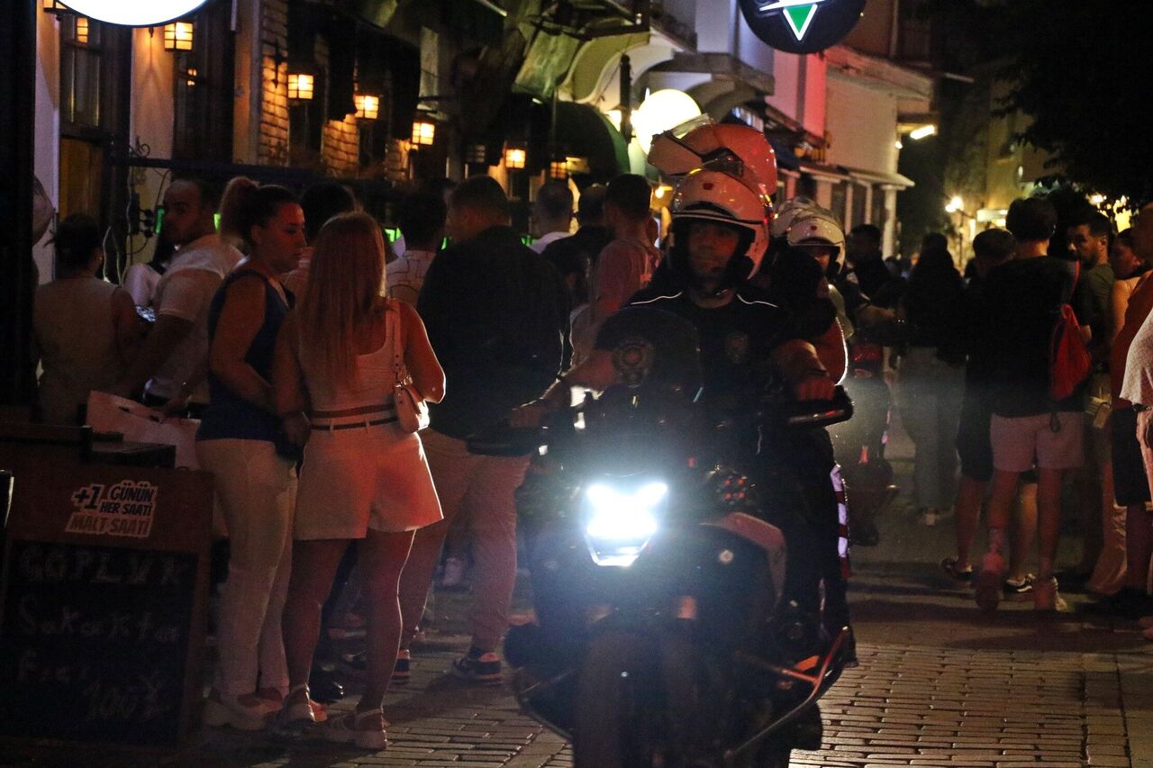 Antalya Kaleiçi'nde Gündüz Sessizliği, Gece Binlerce Kişilik Hareketlilik (1)