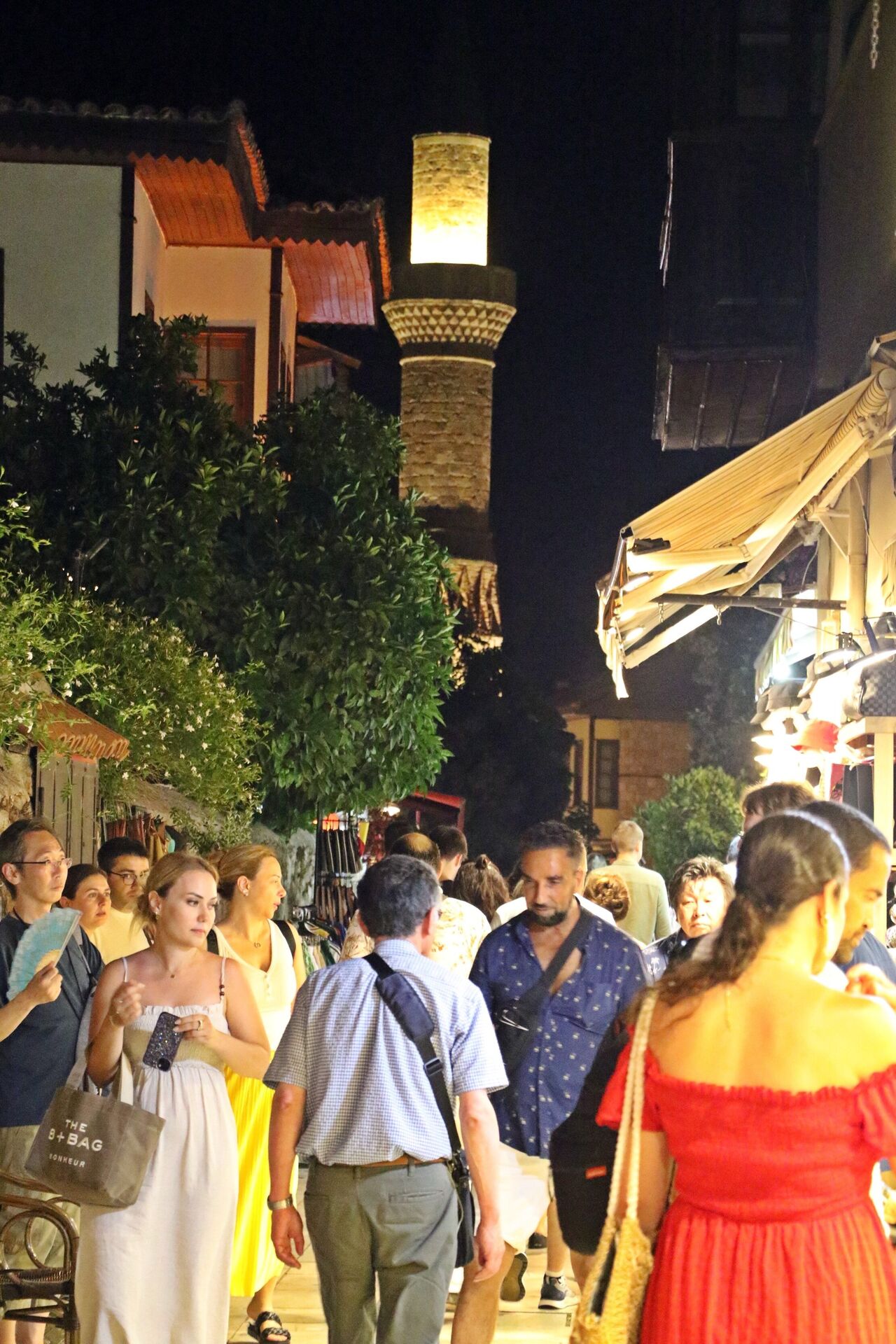 Antalya Kaleiçi'nde Gündüz Sessizliği, Gece Binlerce Kişilik Hareketlilik (11)