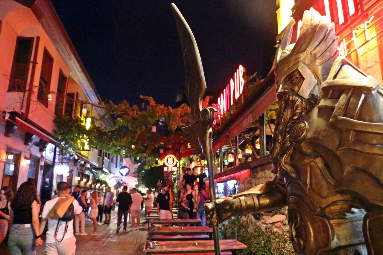 Antalya Kaleiçi'nde Gündüz Sessizliği, Gece Binlerce Kişilik Hareketlilik (12)