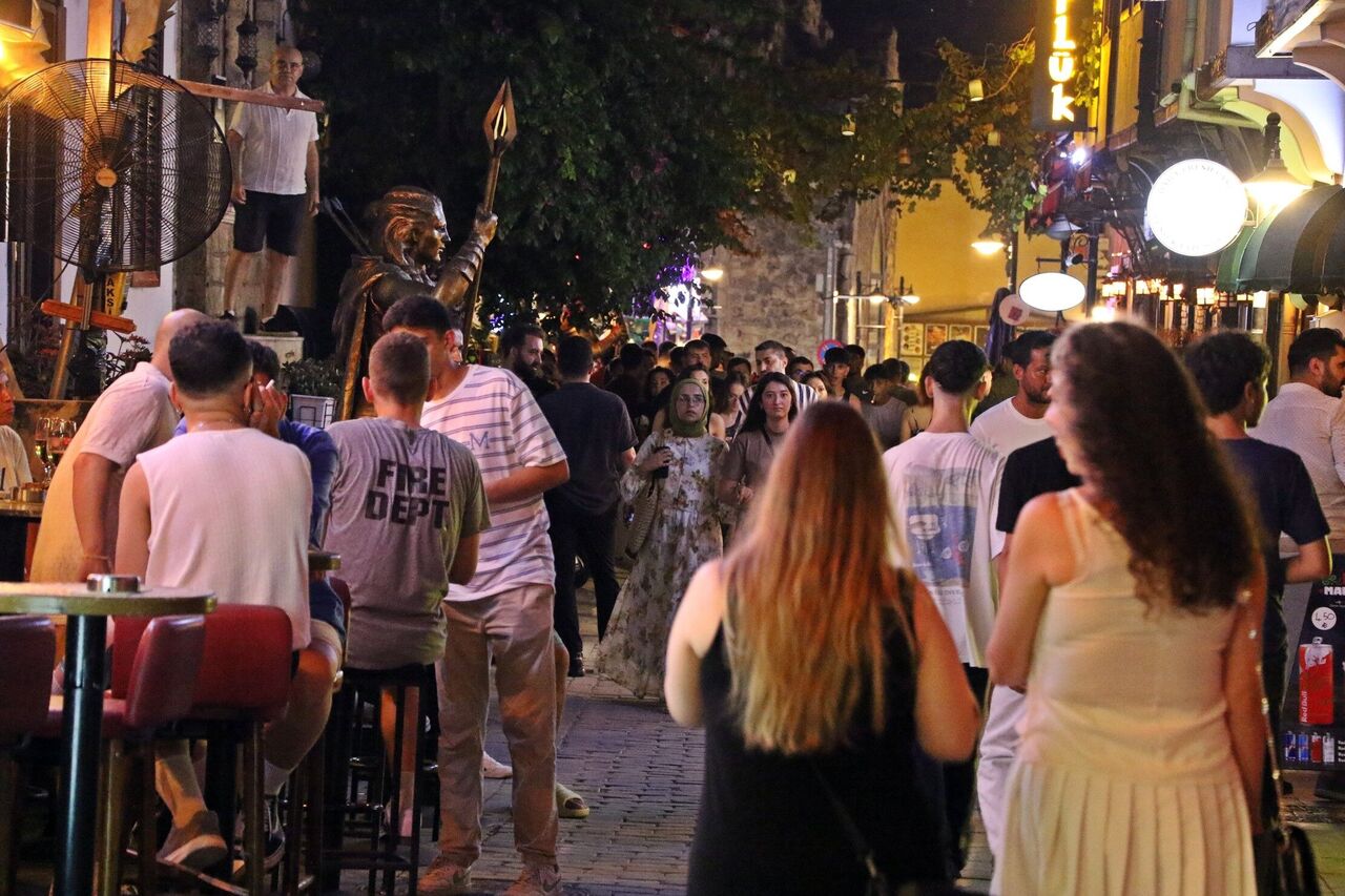 Antalya Kaleiçi'nde Gündüz Sessizliği, Gece Binlerce Kişilik Hareketlilik (2)
