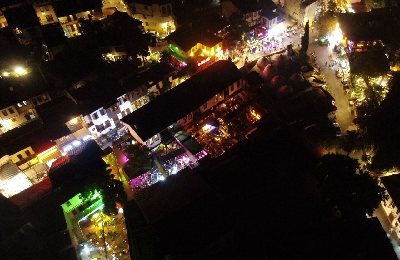 Antalya Kaleiçi'nde Gündüz Sessizliği, Gece Binlerce Kişilik Hareketlilik (3)