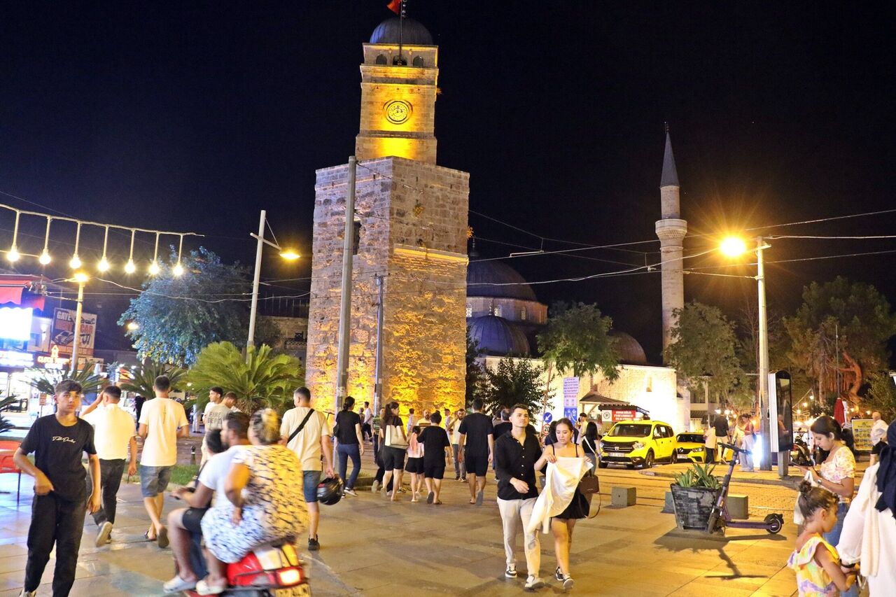 Antalya Kaleiçi'nde Gündüz Sessizliği, Gece Binlerce Kişilik Hareketlilik (4)