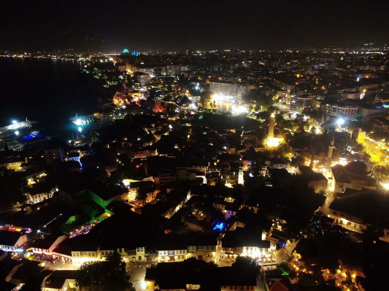 Antalya Kaleiçi'nde Gündüz Sessizliği, Gece Binlerce Kişilik Hareketlilik (7)