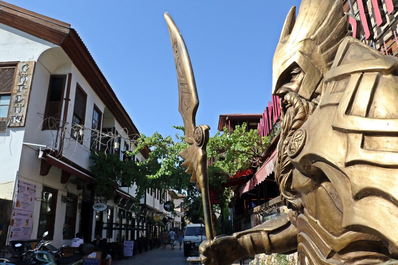 Antalya Kaleiçi'nde Gündüz Sessizliği, Gece Binlerce Kişilik Hareketlilik (9)